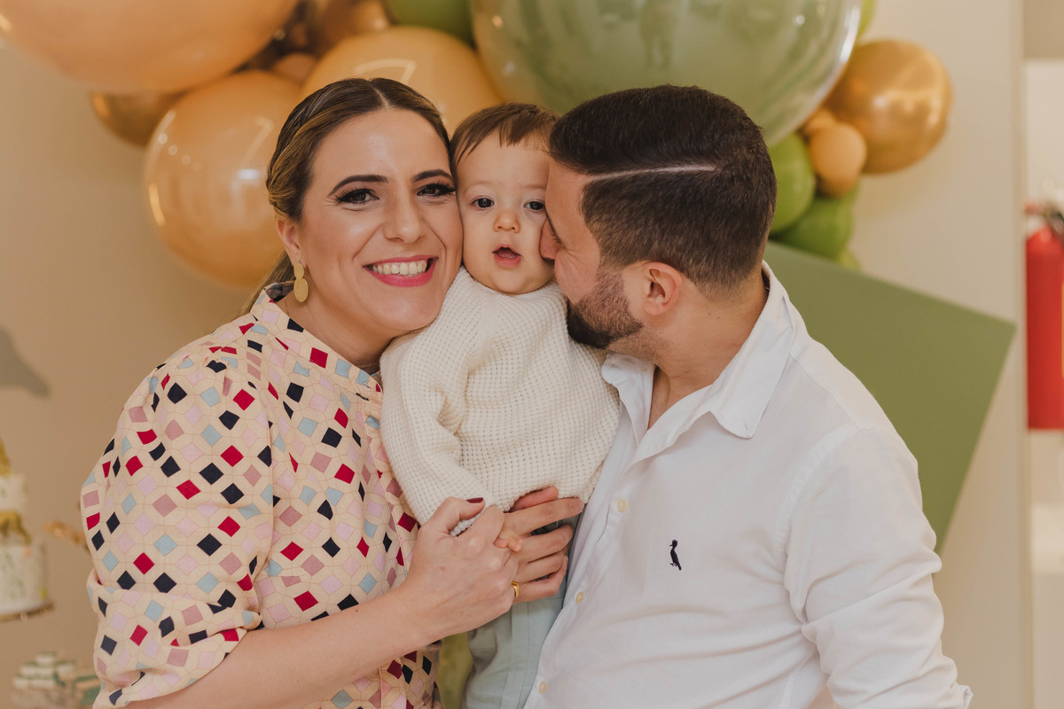 papai e mamãe felizes com o bebê