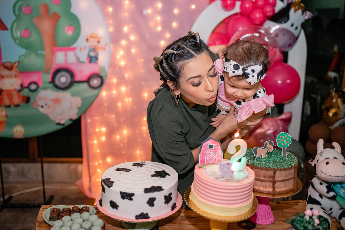 soprando a vela de parabens