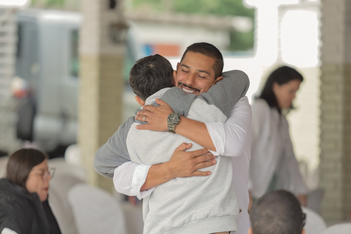 abraçando convidado