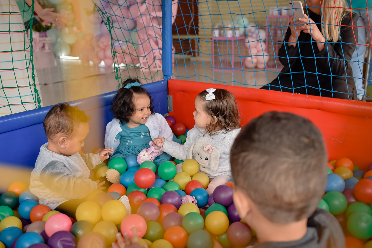 brincando na piscina de bolinha