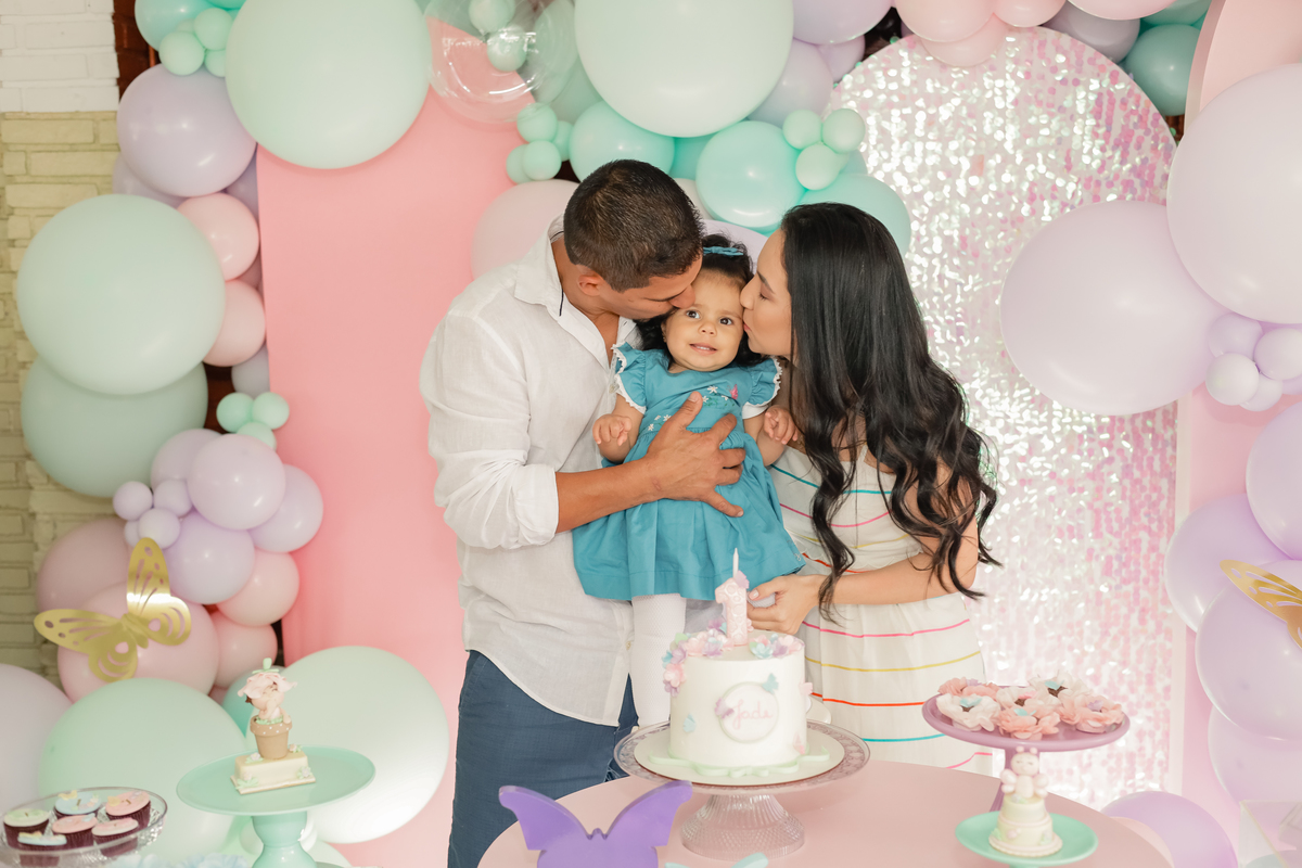 foto na mesa do bolo dando beijo