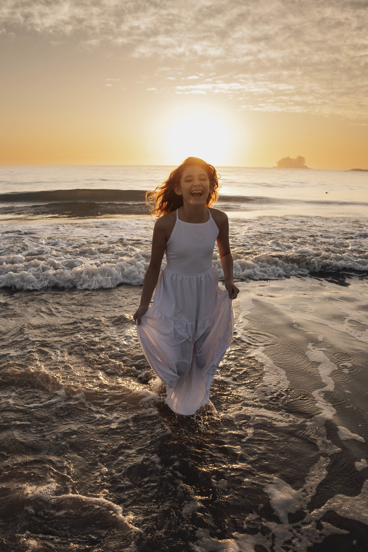 criança brincando na praia