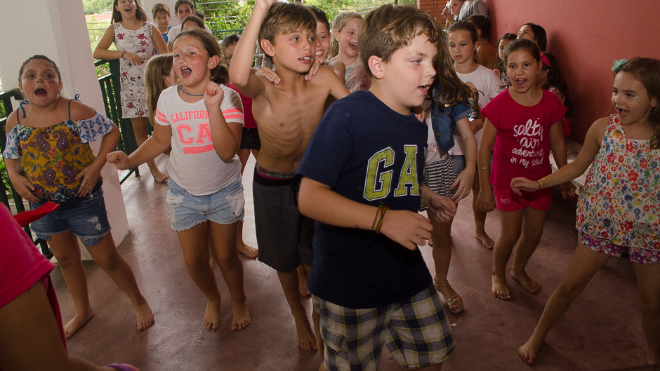 crianças dançando na festa