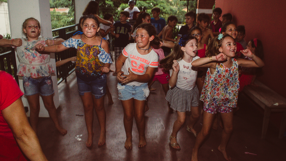 menias dançando a frente em festa 