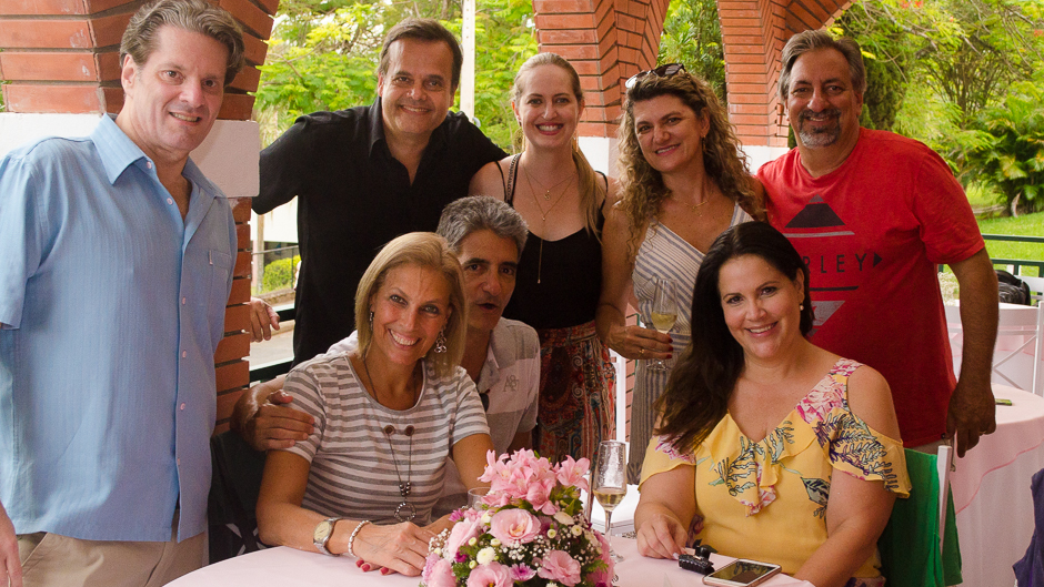 foto dos pais com os convidados em mesa