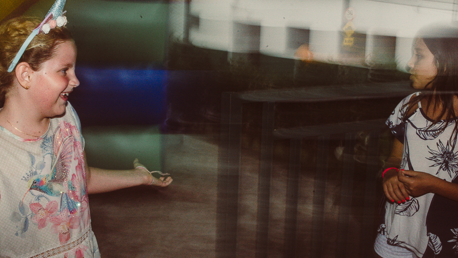 aniversariante se divertindo com amiga