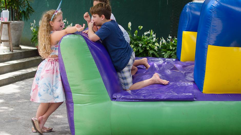 aniversariante conversando com irmão em brinquedo 
