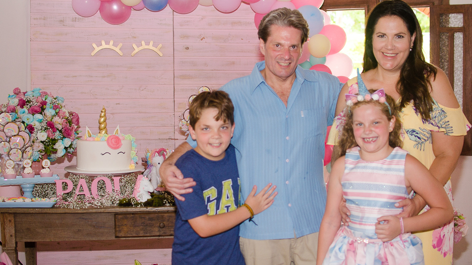 foto dos filhos e os pais com a mesa ao fundo