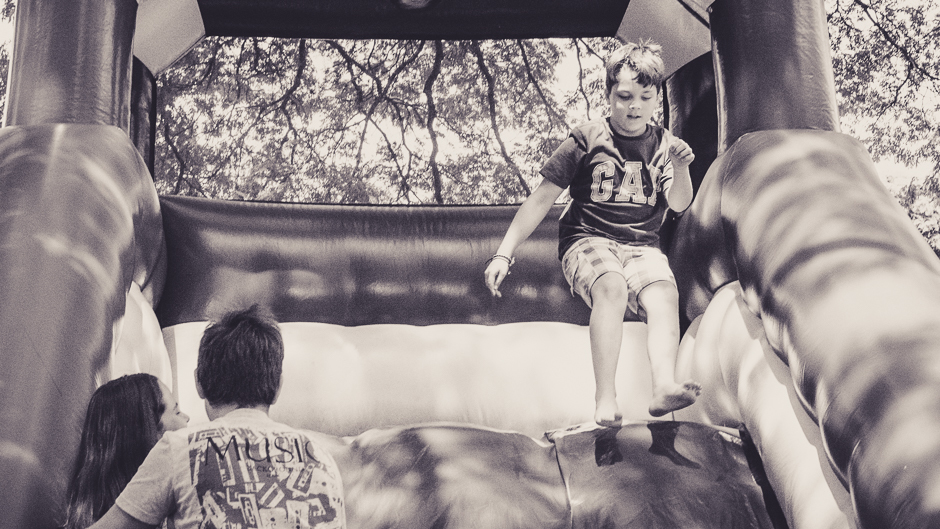 escorregando no brinquedo inflável em festa infantil