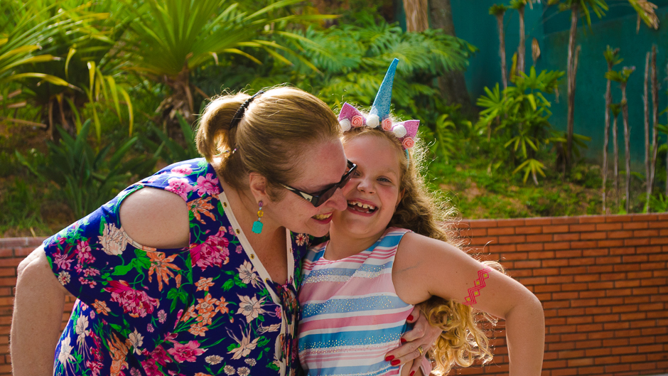 lindo abraço da avó na aniversariante momentos preciosos 