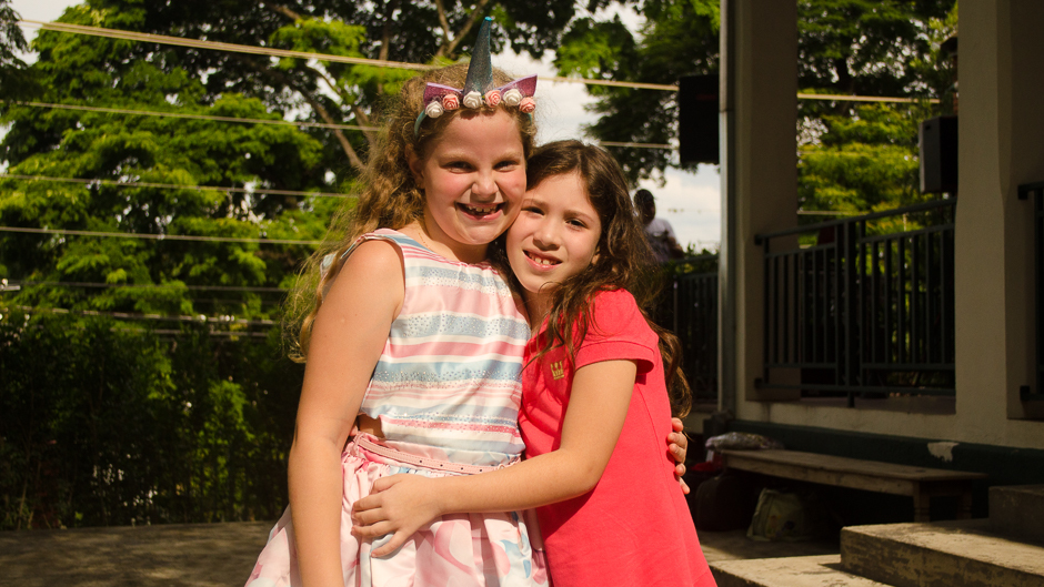 aniversariante e amiga em foto