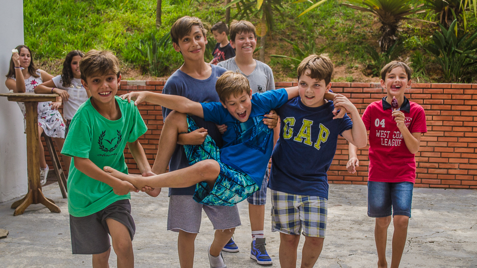 os meninos estavam se divertindo muito 