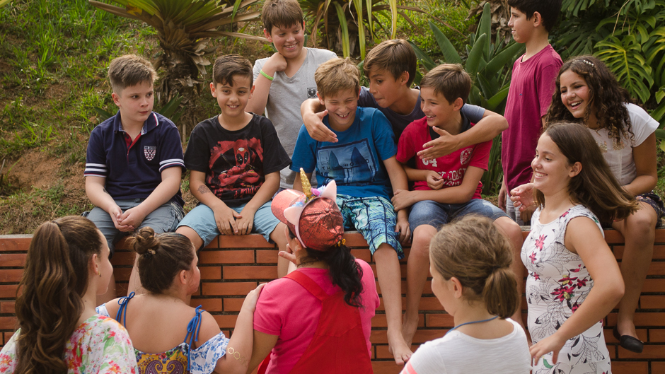 galera em cima do muro descansando 