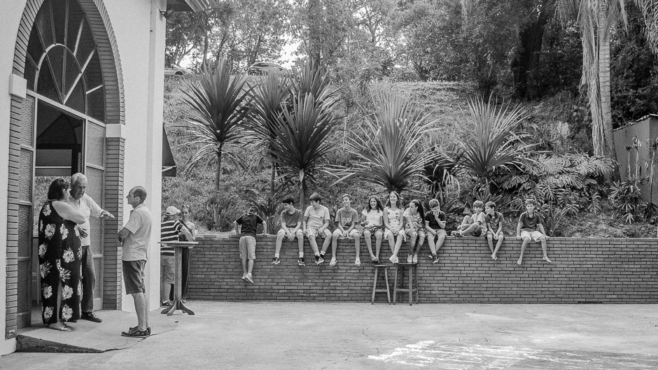 todas crianças sentadas no muro 