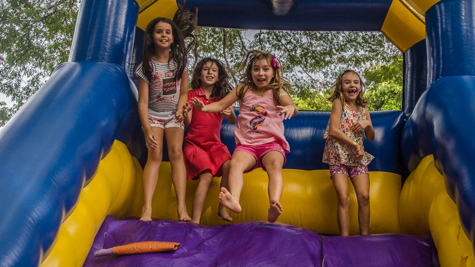 meninas brincando no tobogã 