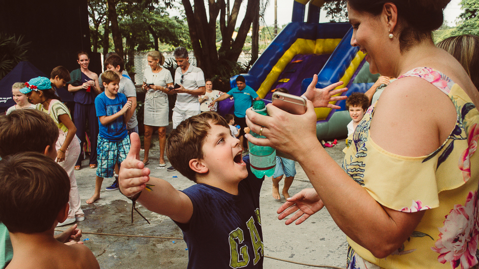 filho pedindo abraço todo molhado