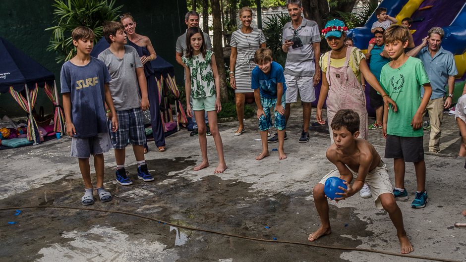 segurando a bexiga cheia de água para não estourar 
