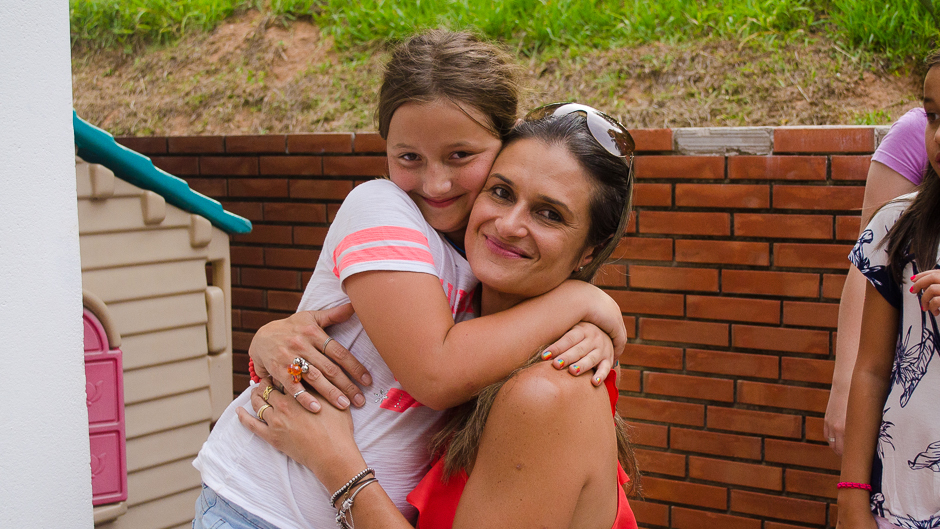 mãe e filha dando um abraço gostoso
