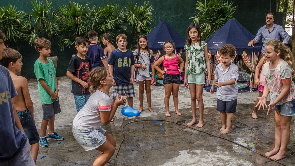 a bexiga escapou das mãos dela e vai estourar 