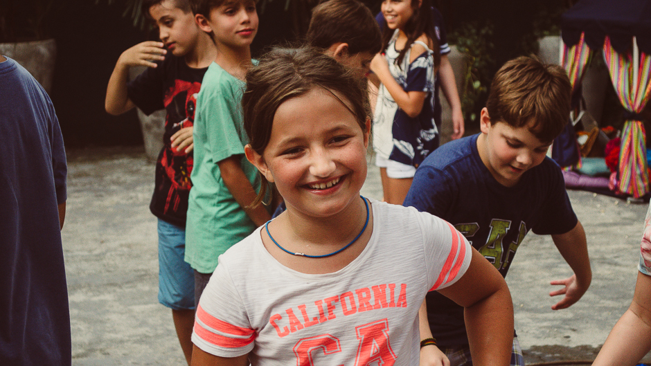 garota feliz em aniversario 