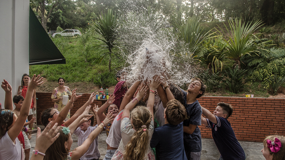 bexiga cheia de água estoura em cima das crianças 