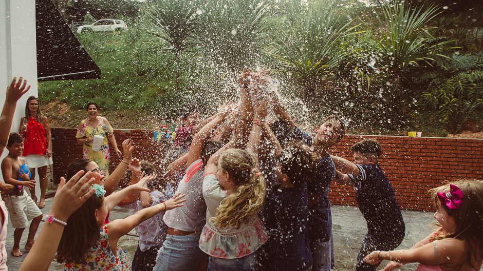 crianças se molharam todas com a água da bexiga que estouro em cima delas