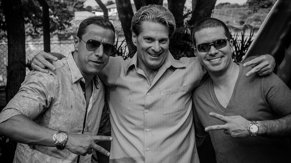 rapazes posando para foto