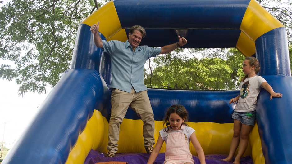 pai em cima do tobogã brincando 