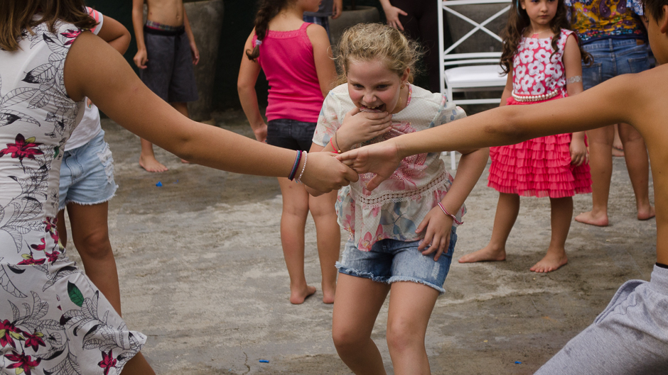 Paola se divertindo muito com os amigos 