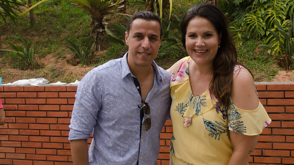 foto da mãe da aniversariante com convidado