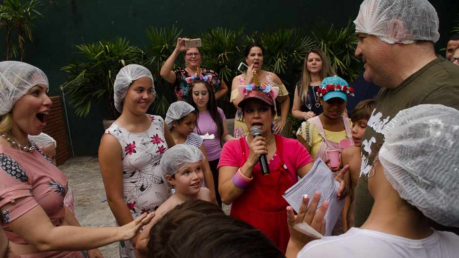 até os pais entraram na brincadeira de torta na cara