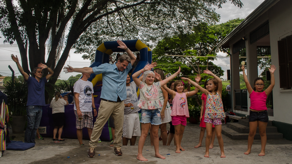 pai e crianças dançando hit olha o gás