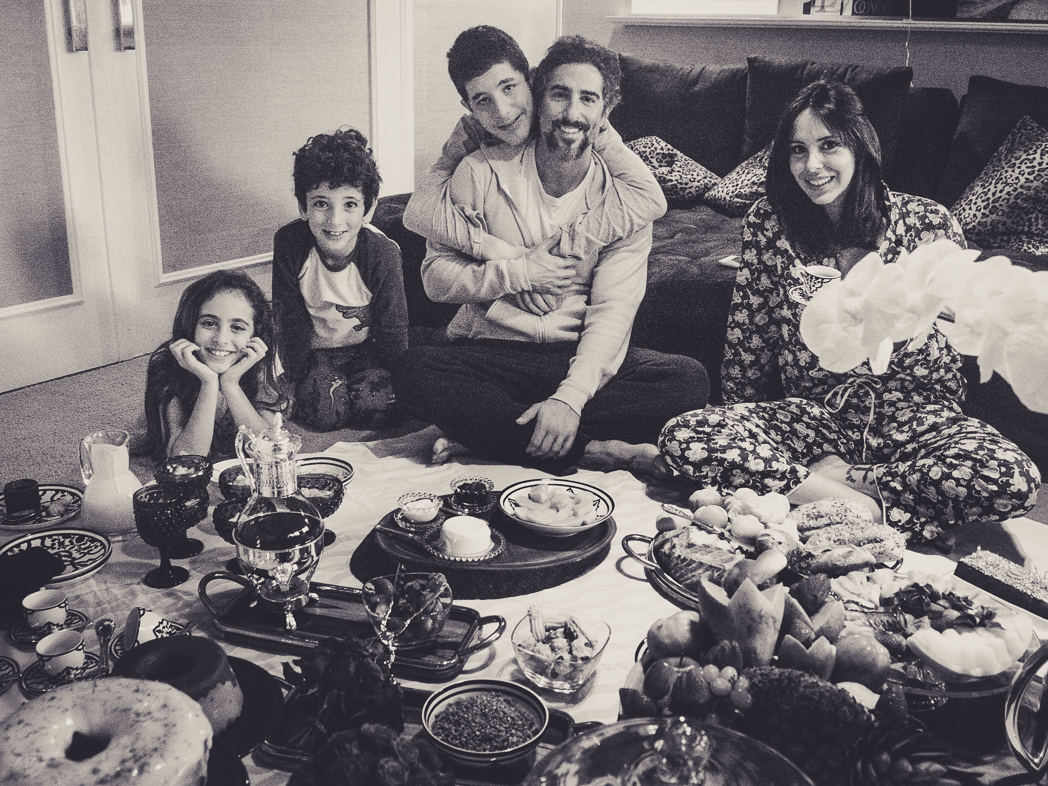 família sentada em café da manha surpresa estilo picnic foto da família de Marcos Mion