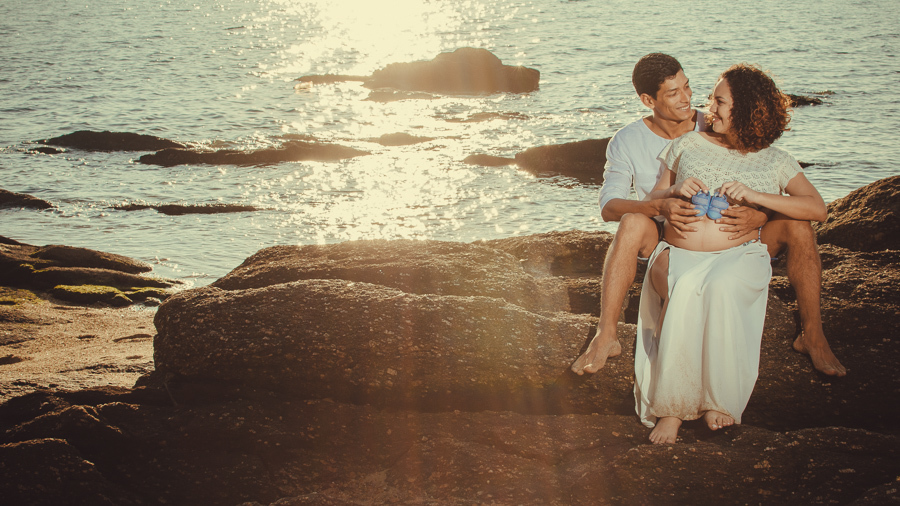 casal sentado na pedra se olhando Ilhabela 