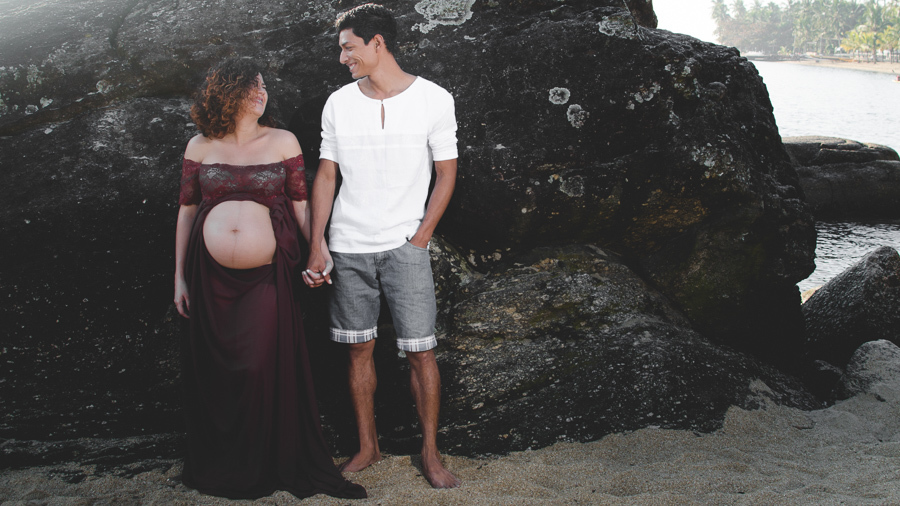 casal de mãos dadas na praia