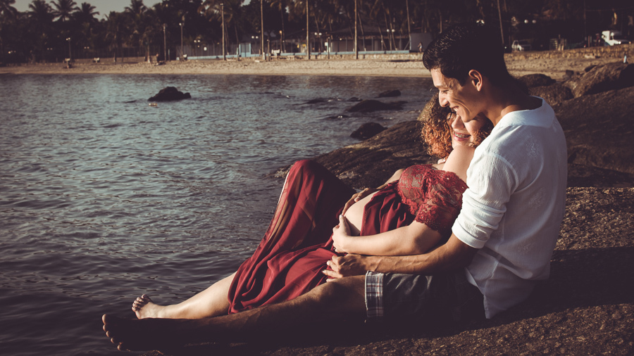 casal sorrindo abraçados 