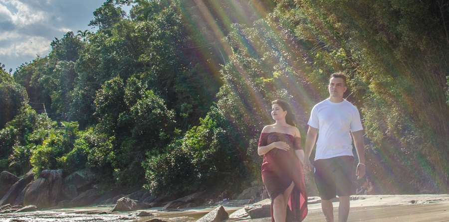 casal andando de mãos dadas na praia