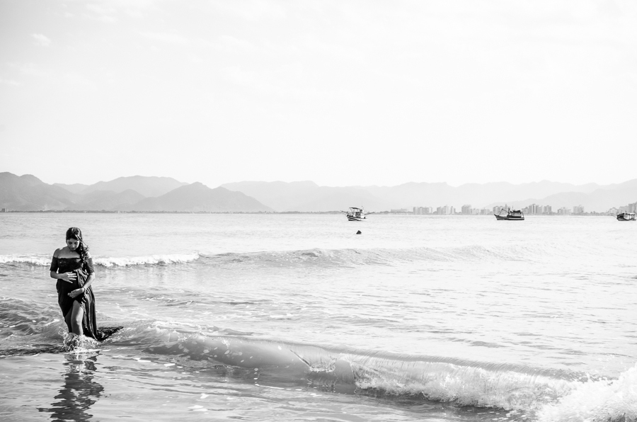 gestante caminhando pelas águas 