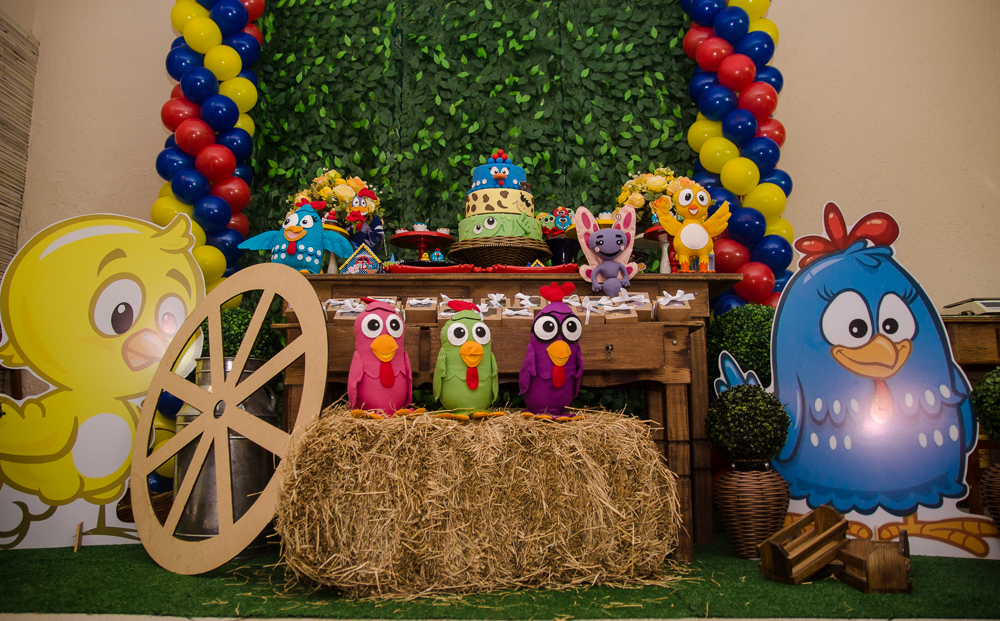 mesa tema galinha pintadinha da Guirro decorações 