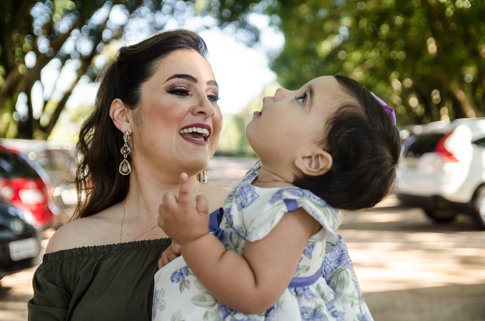 mae e filha sorrindo 