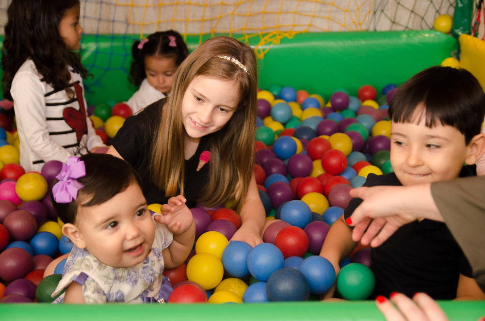 brincando na piscina de bolinhas 