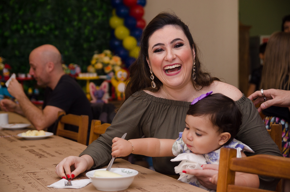 comendo lanchinho na festa