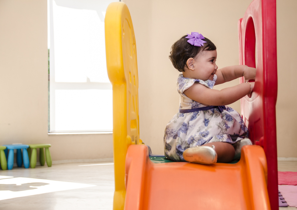 brincando no escorregador 