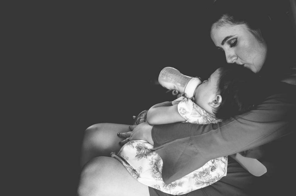 recebendo carinho da mamãe