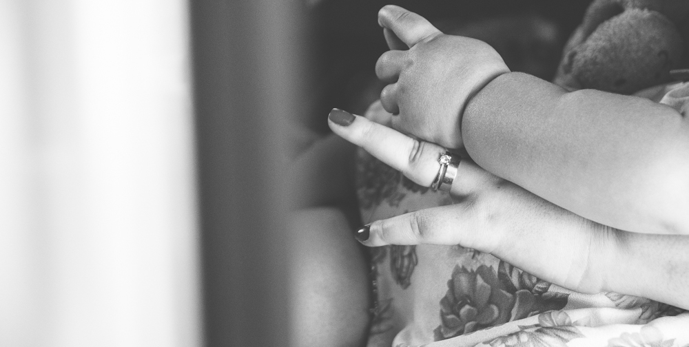 segurando firma a mão da mamãe 