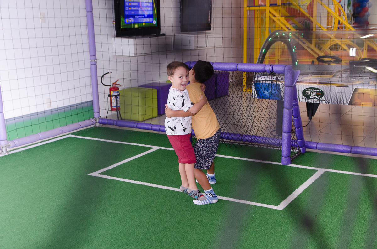 amigos se abraçando 