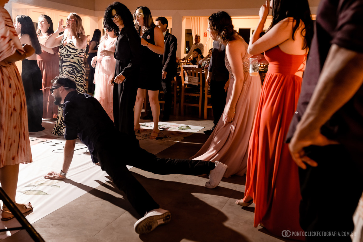 Convidado dançando no chão na festa de casamento de Jorge e Bruna