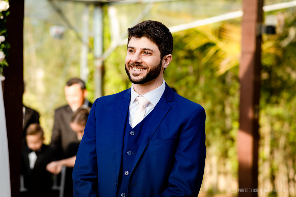 noivo olhando apra a noiva emocionaodo na entrada da noiva