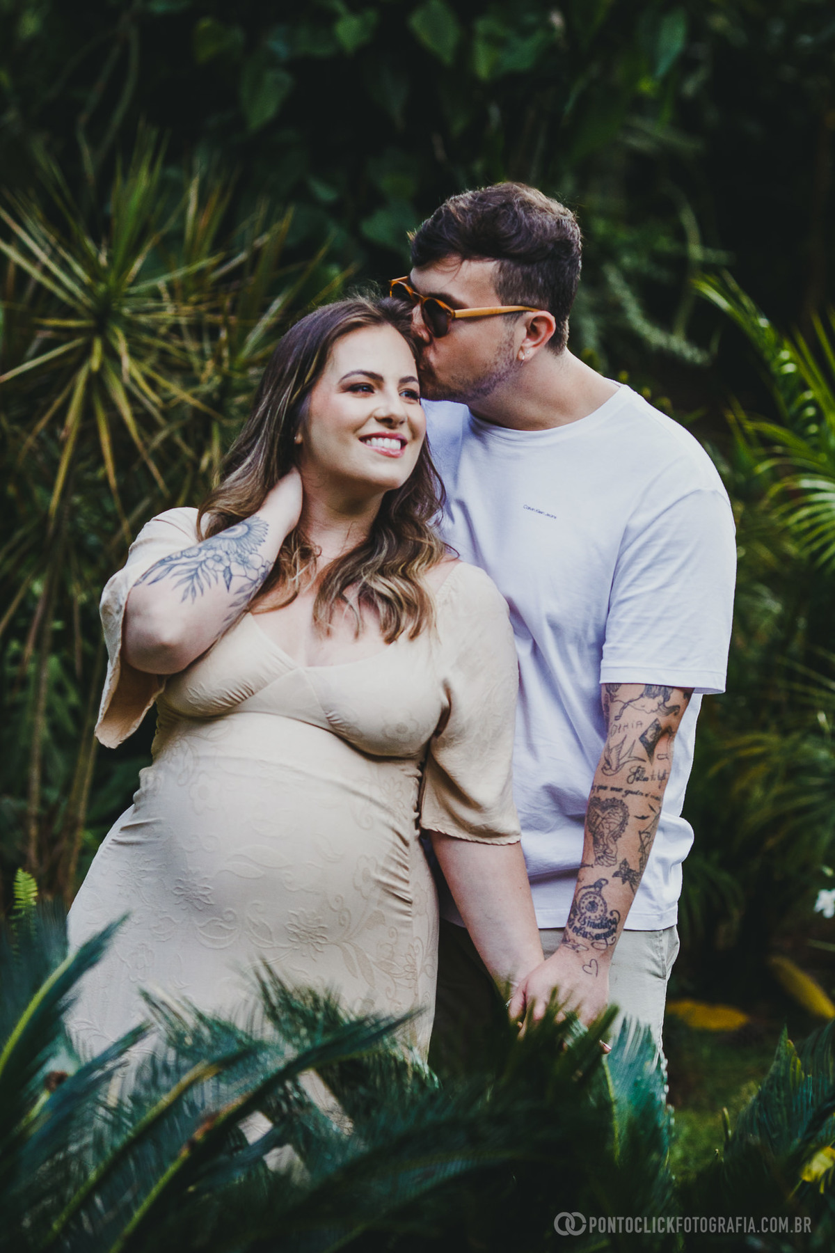 Armando dá um beijo na testa de Fernanda, enquanto ela sorri com ternura. Um clique que celebra o carinho e o apoio mútuo na espera pelo bebê