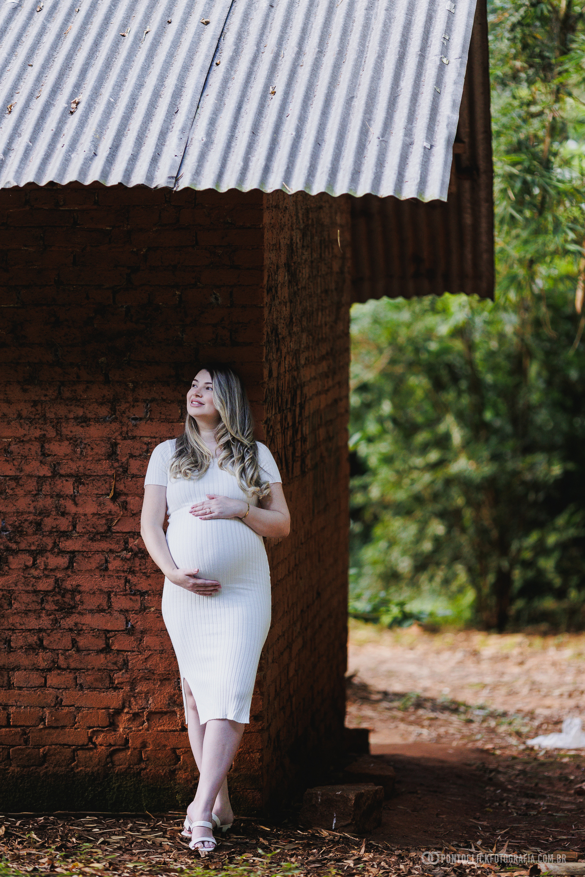fotos de gestante ao ar livre com composição arquitetônica e natureza em São Roque criando contraste e valorizando a gestante